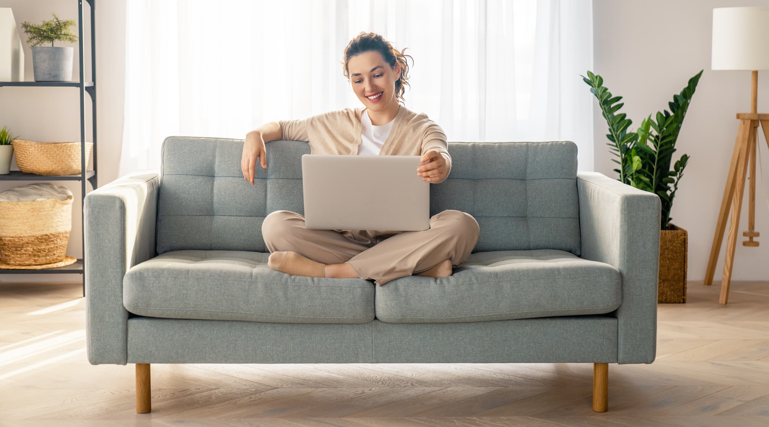 Usuario feliz con portátil mirando pantalla de inicio de sesión de jFactu.