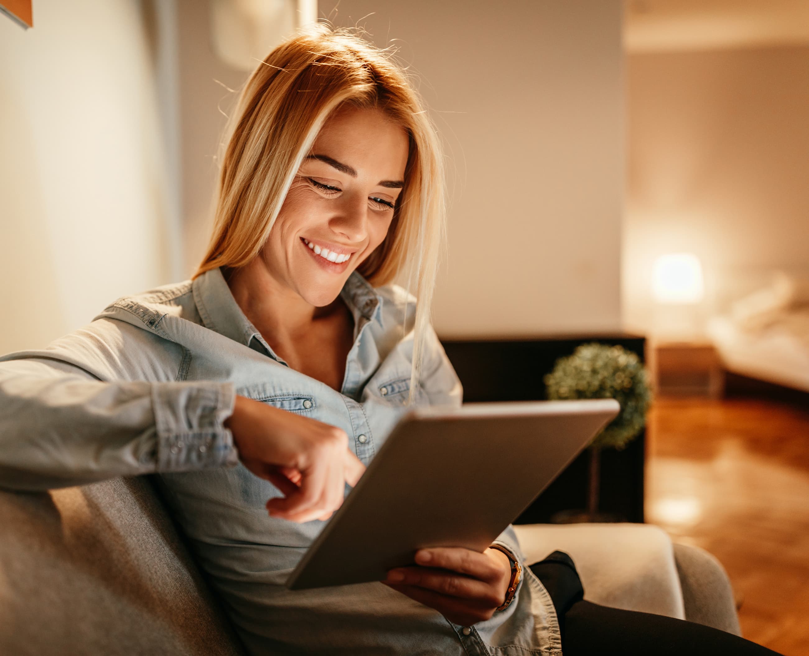 Usuario feliz con portátil registrándose en jFactu.